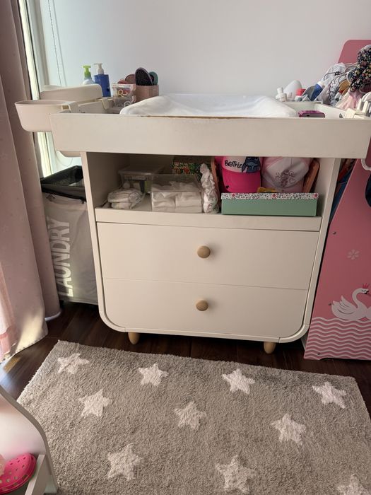 Móvei muda fraldas e armário ikea