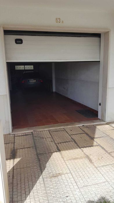 Arrenda-se lugar de estacionamento em Garagem - Santo Amaro de Oeiras