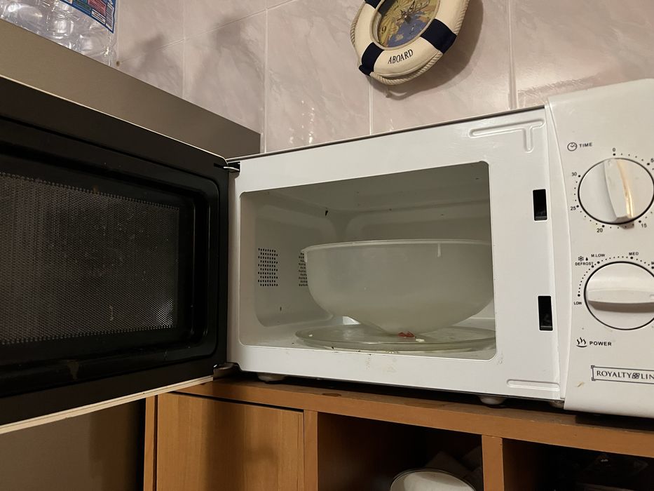 Продам робочу мікрохвильову піч без торгу