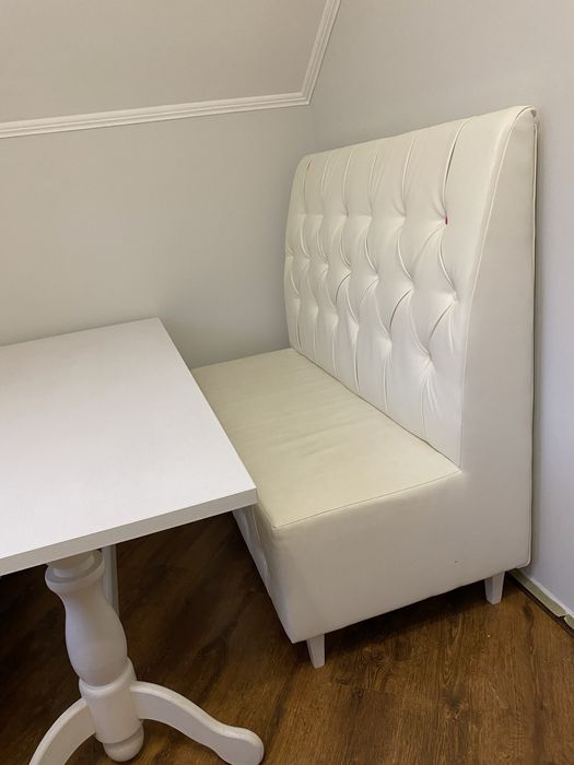 Диванчики білі.