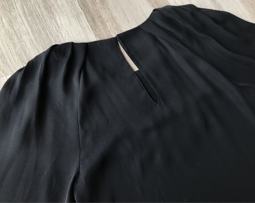 Blusa preta com bijuteria (Zara)