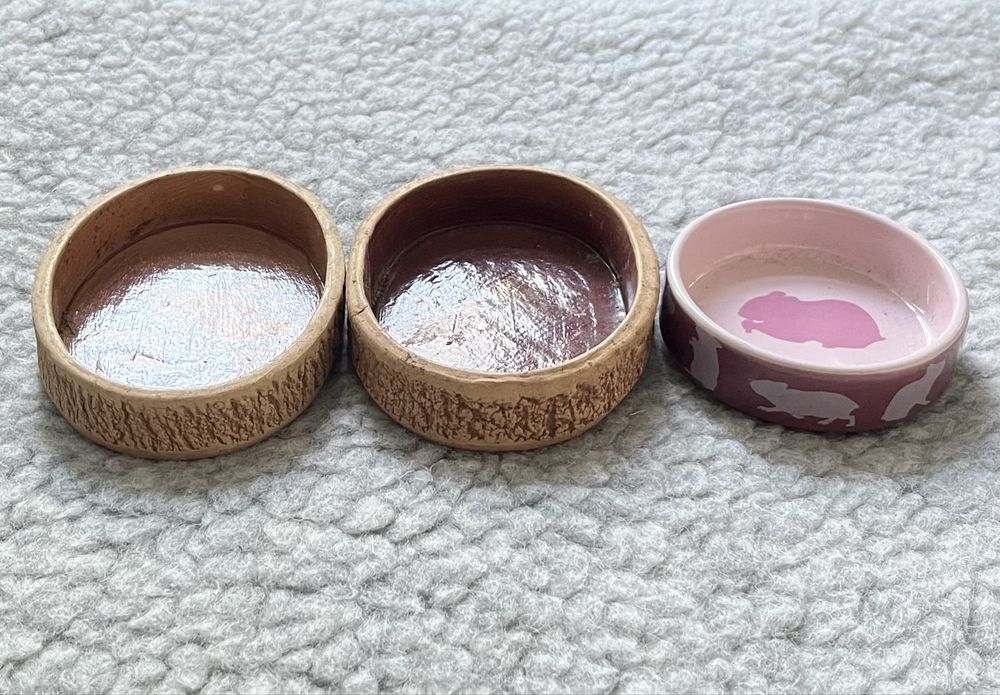 Zestaw dla gryzoni, trzy miski ceramiczne, dwa paśniki oraz łopatka