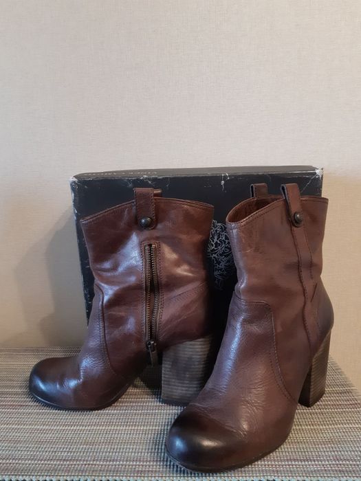 Коричневые ботинки казаки Vince camuto 39