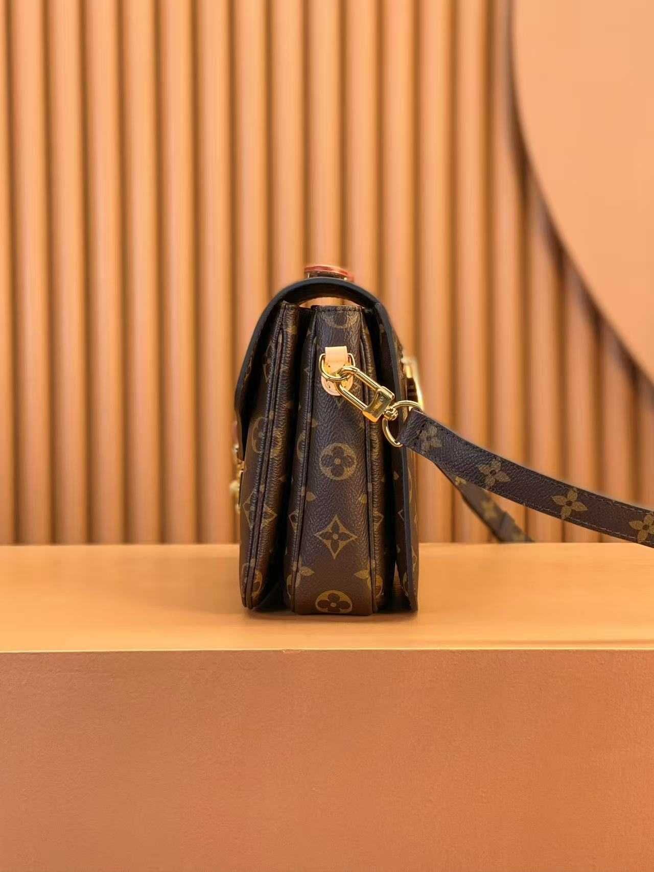 LOUIS VUITTON Pochette Metis