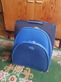 Невеличка валізка голубого кольору на колесах