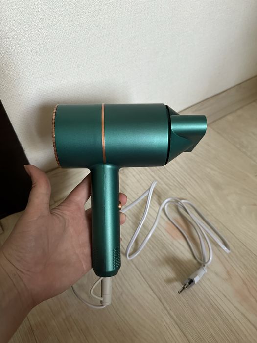 Фен новий зеленого кольору