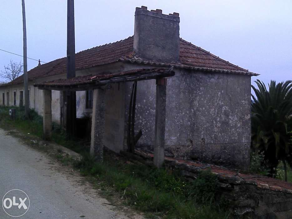 Casa para restaurar com 2800m2 de terreno - 10Km de Pombal.