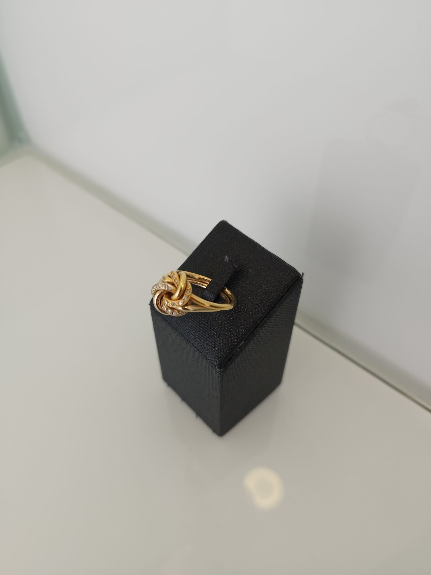 Anel com brilhantes bicolor em ouro de 19,2kt