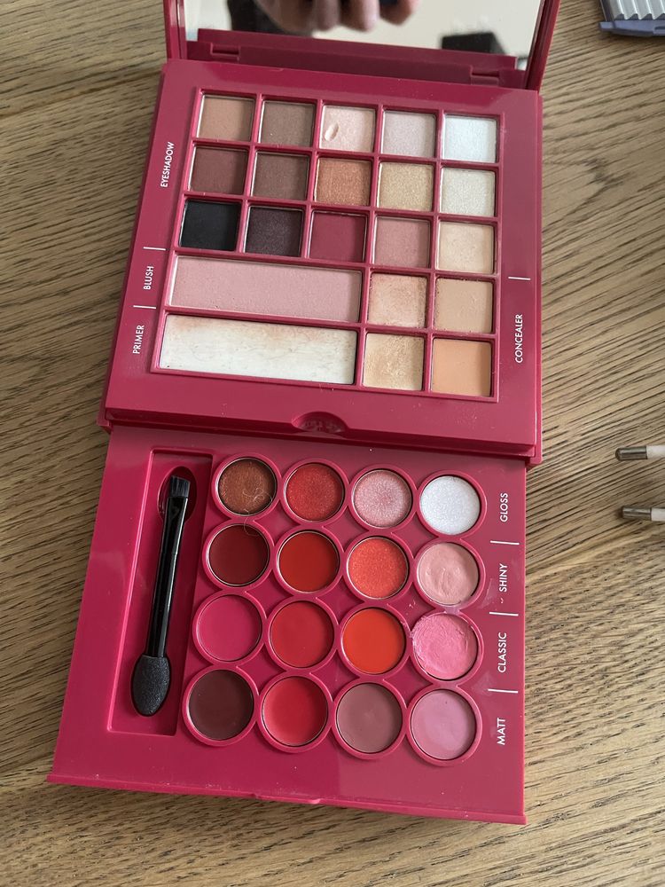 Paleta do makijażu Pupa Date Night cienie błyszczyki korektory kontur
