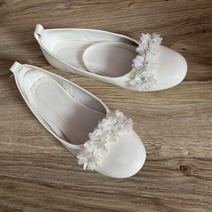 Białe buciki dla dziewczynki