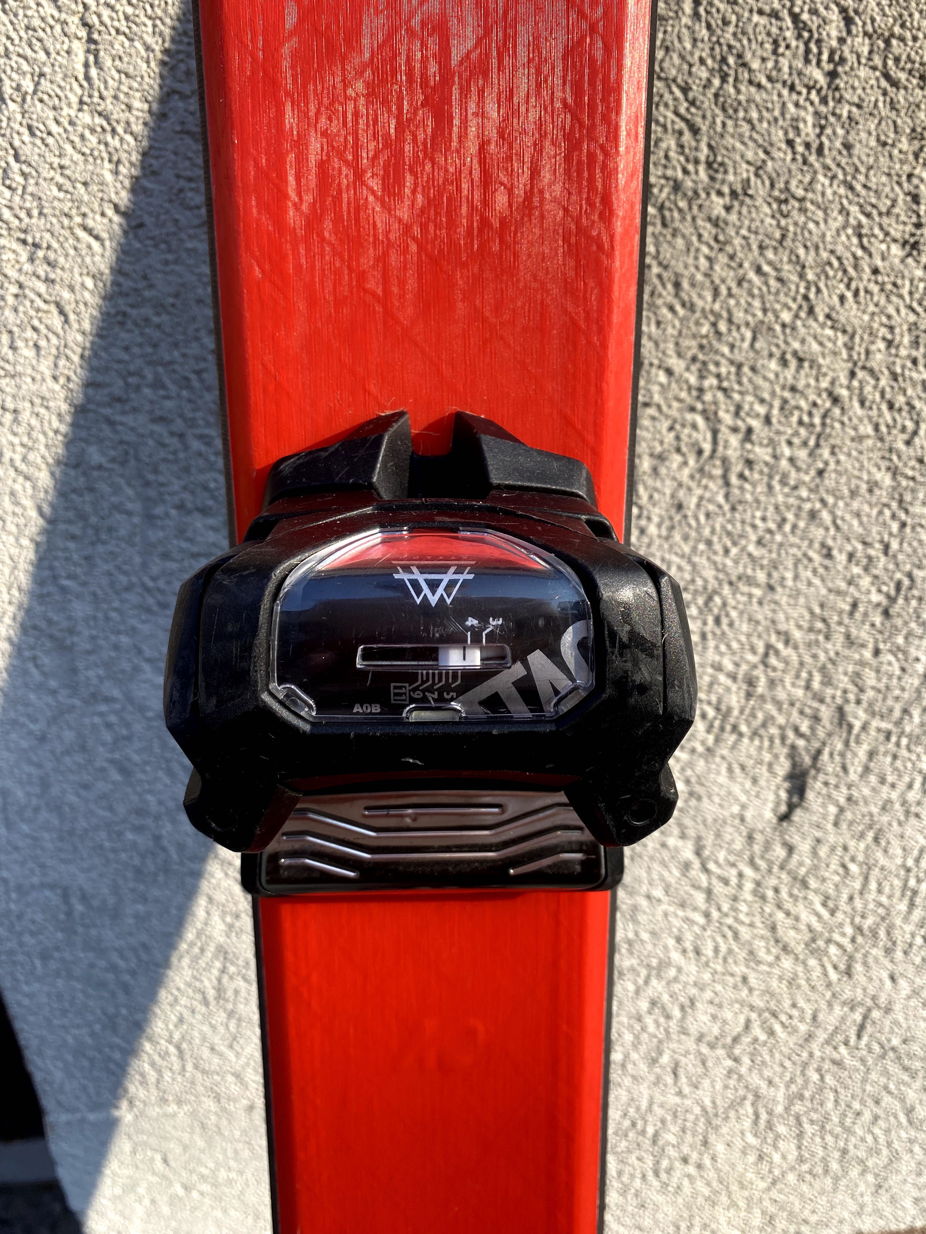Narty All mountain K2 Mindbender 90C 170 cm z wiązaniami Head Attack