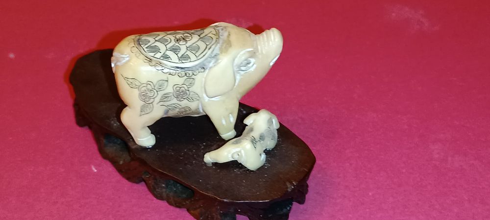 Antigo netsuke a representar porca e as suas crias