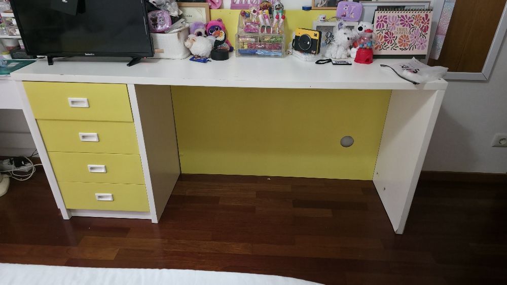 Conjunto Secretária, Armário e 2 Puffs Mesas de cabeceira