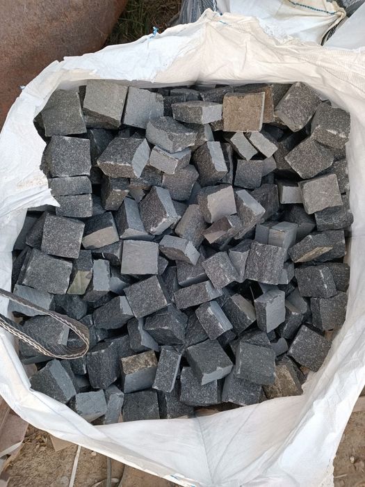 Бруківка гранітна, колота, покращена.