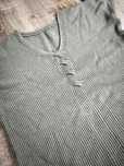 Oliwkowy khaki sweter damski ozdobne plecy
