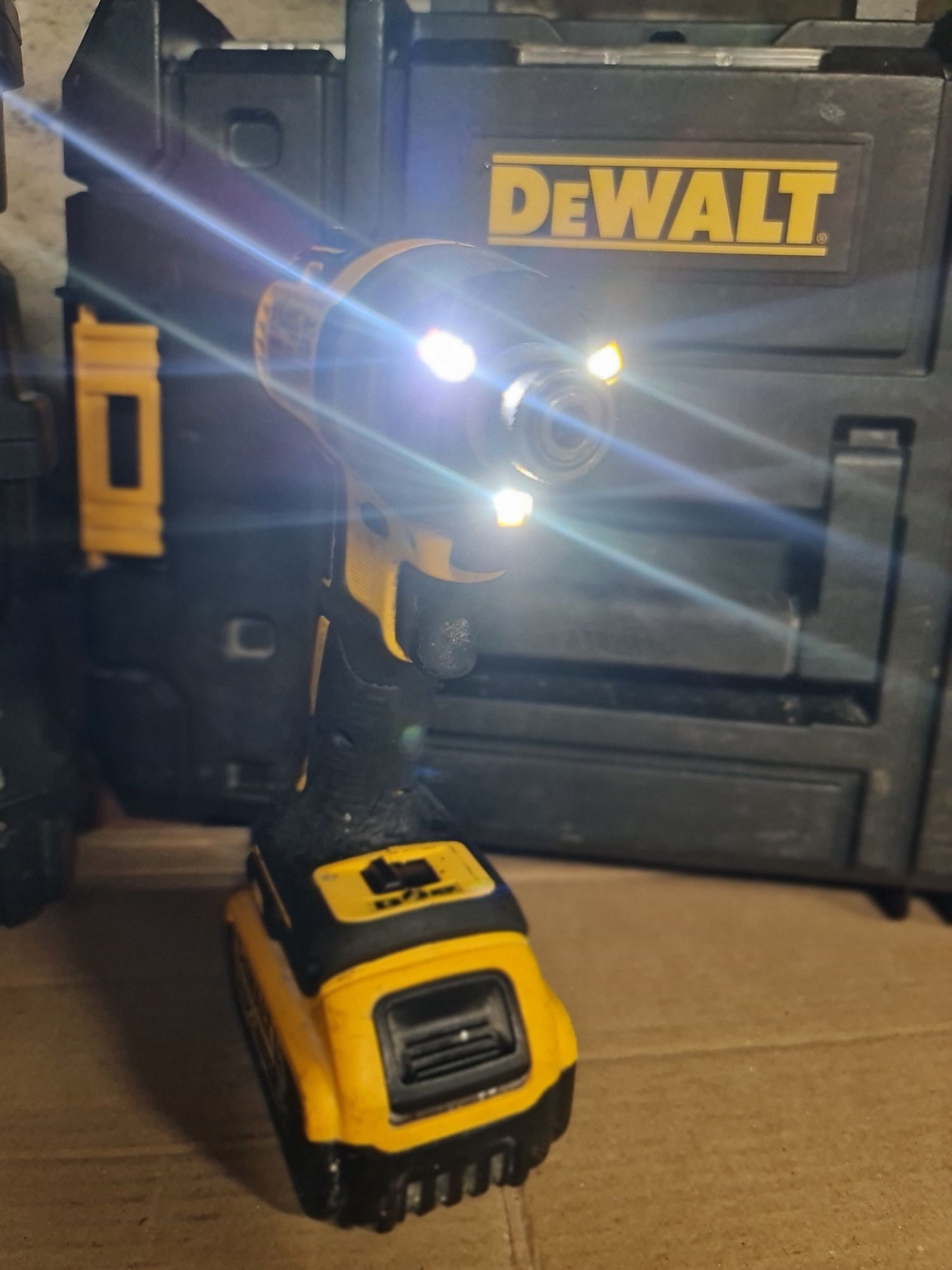Продам акумуляторний безщітковий імпакт Dewalt DCF887