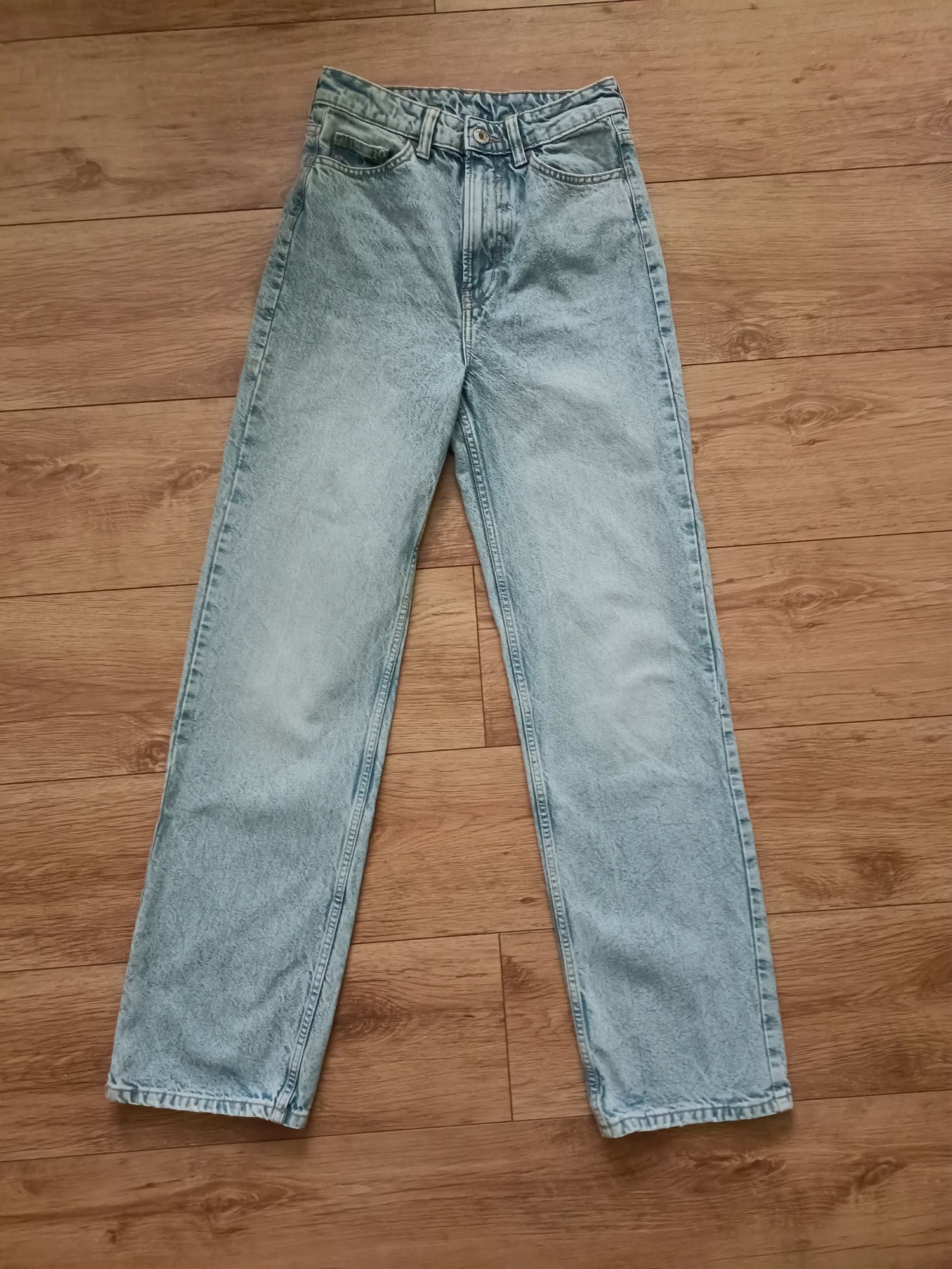 Niebieskie jeansy wide leg