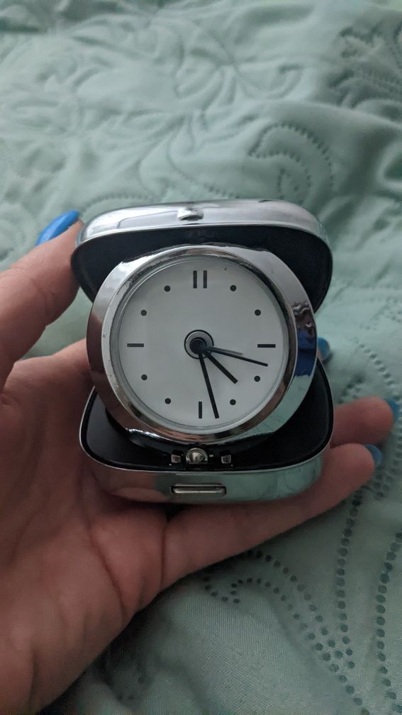 Продам годинник з будильником