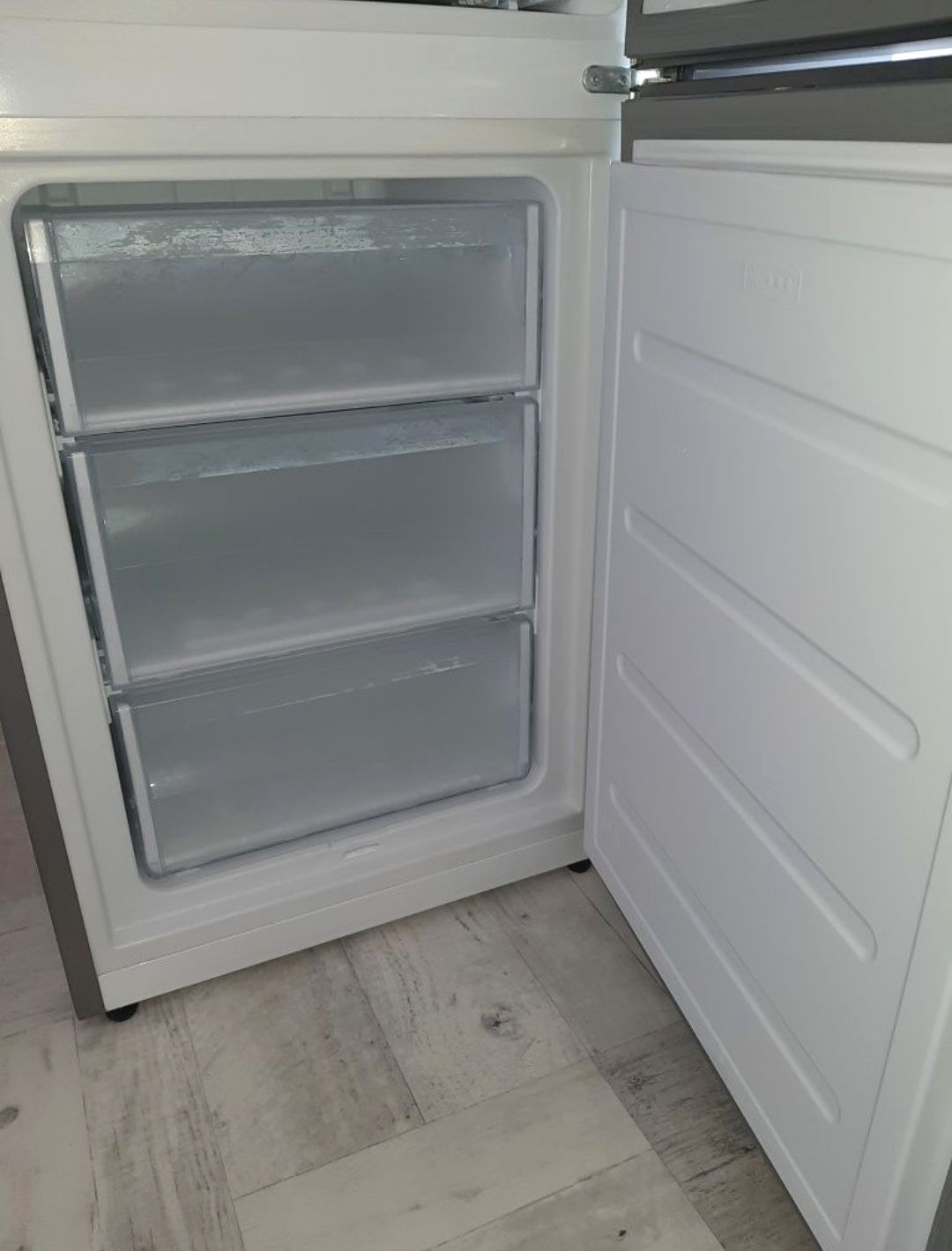 Lodówka WHIRLPOOL - używana technologia Less Frost
Rozmrażanie jest