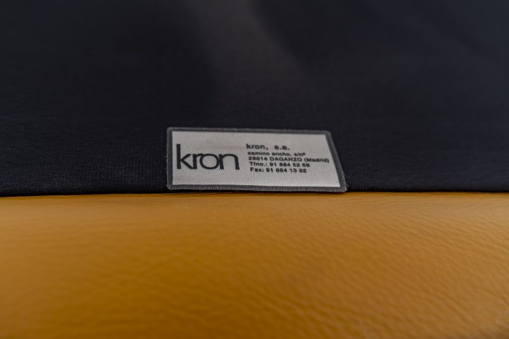 Cadeiras em pele com braços da KRON