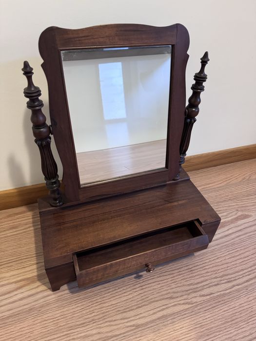 Toucador antigo em madeira maciça com espelho basculante