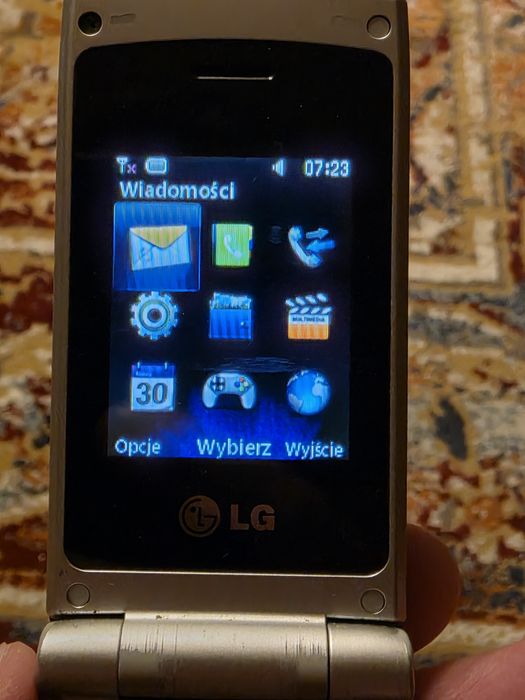 Telefon z klapka LG A133