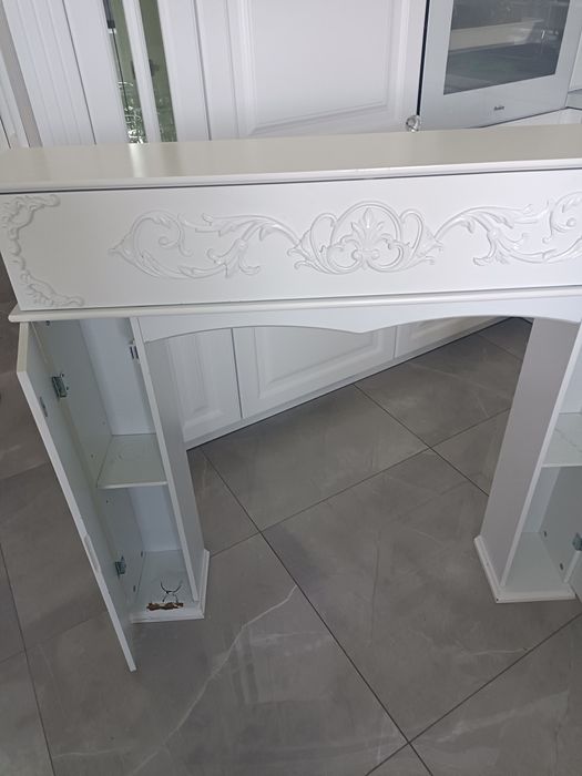 Biała konsola dekor