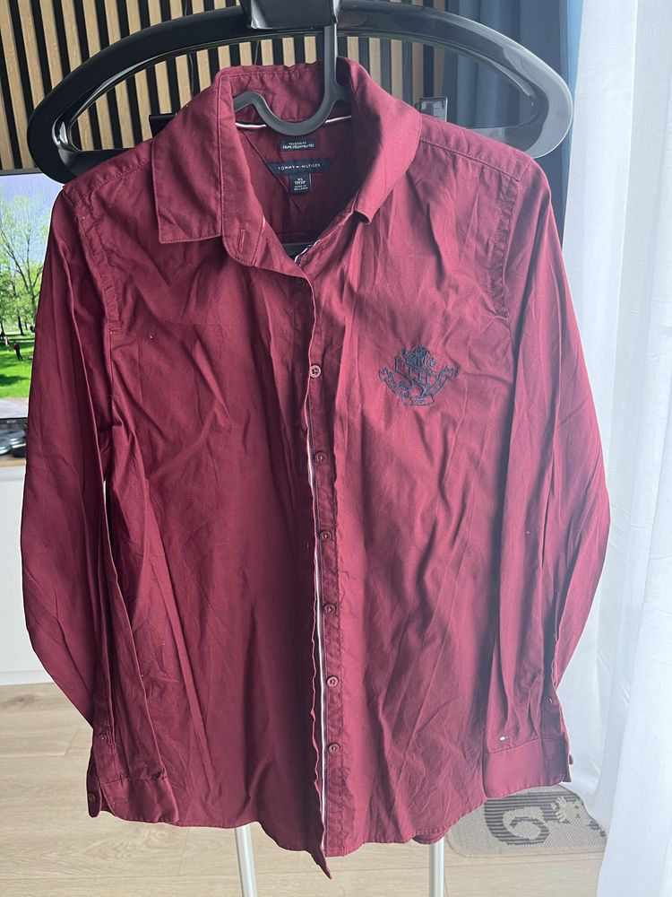 Modna bordowa koszula Tommy Hilfiger.