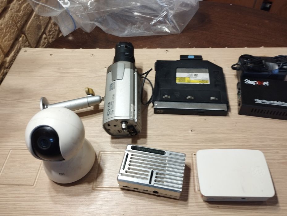 Микропроцессор,дисковод в ноутбук, две камеры видео наблюдения