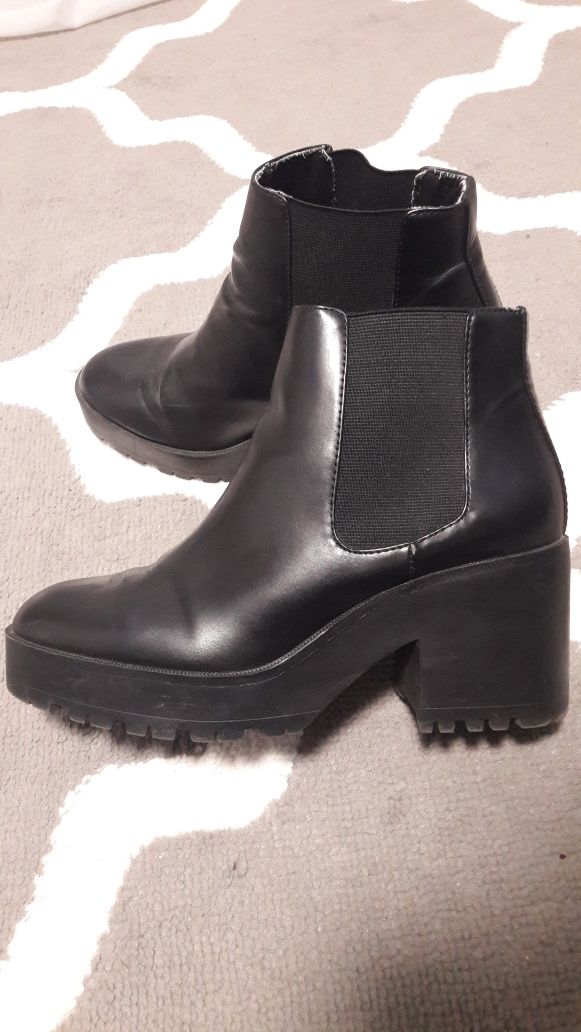 Czarne botki na grubym obcasie i podeszwie traktorowej Pull&Bear 39