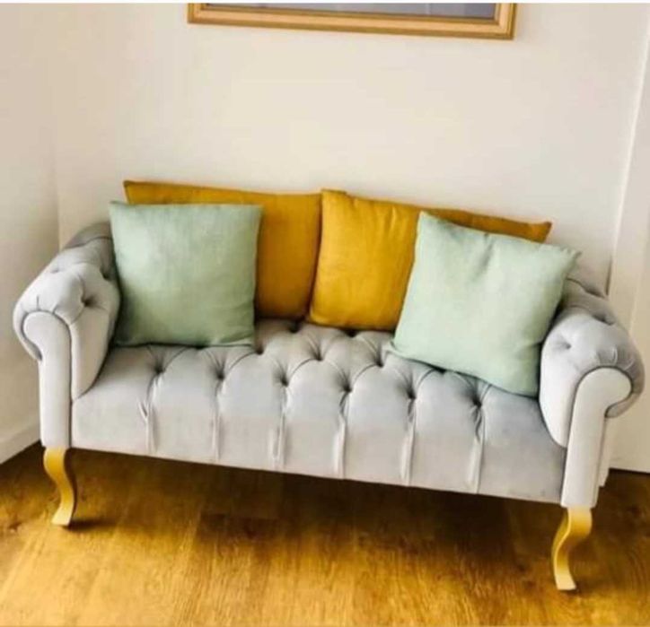 Sofá todo estofado em cinza claro