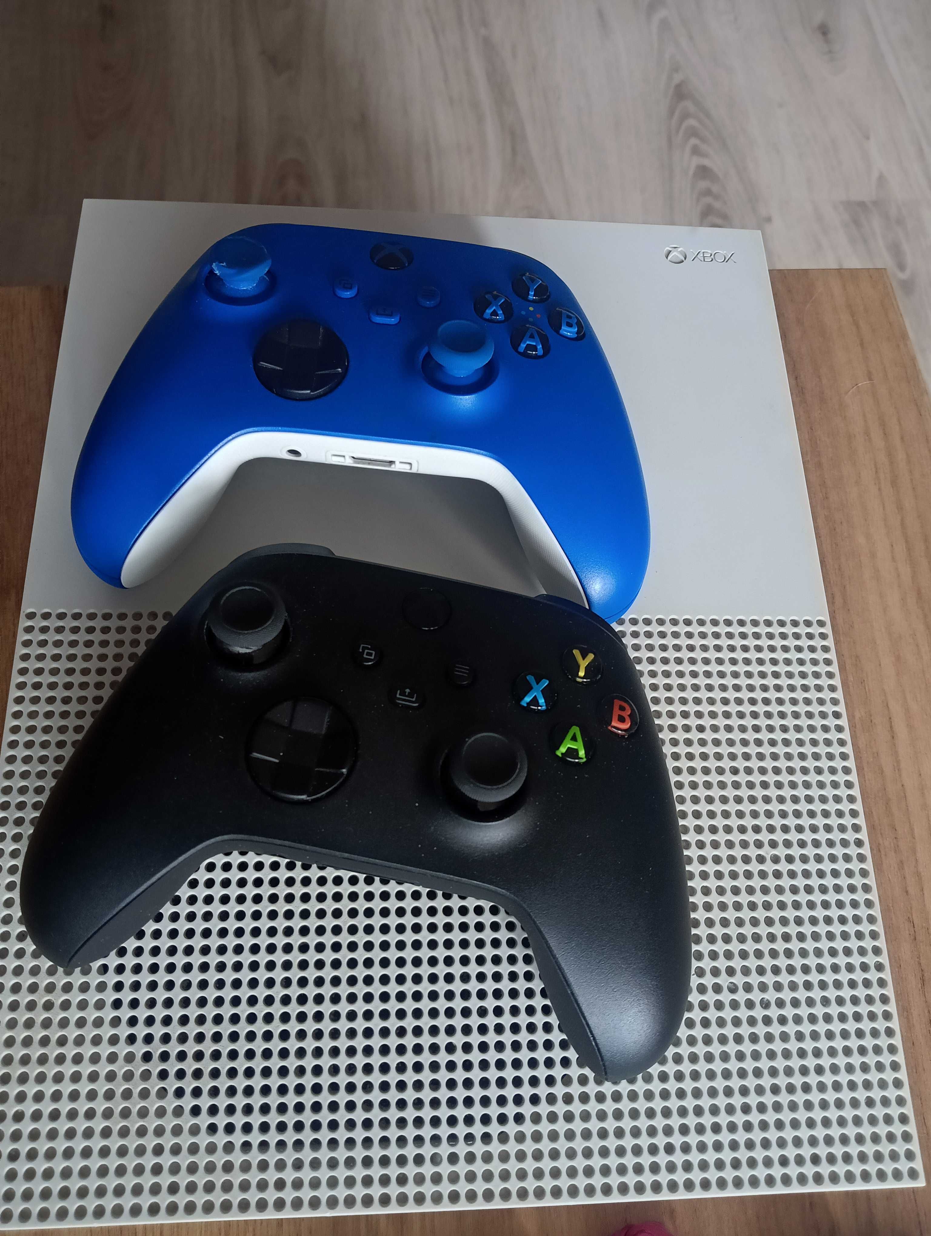 Xbox one S + 2 pady
