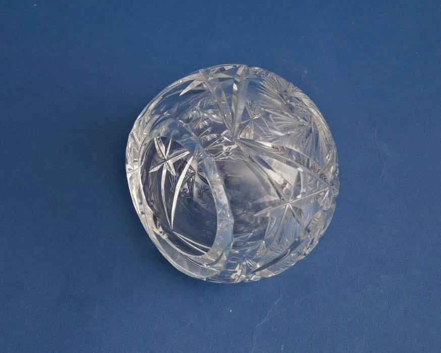 Szlifowana kryształowa popielniczka - kula - kryształ