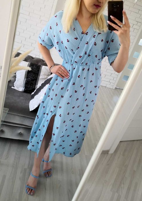 Niebieska muslinowa sukienka midi w wisienki XL