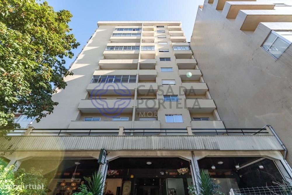 Apartamento com áreas generosas + terraço de 150 m2 e 2 lugares de gar