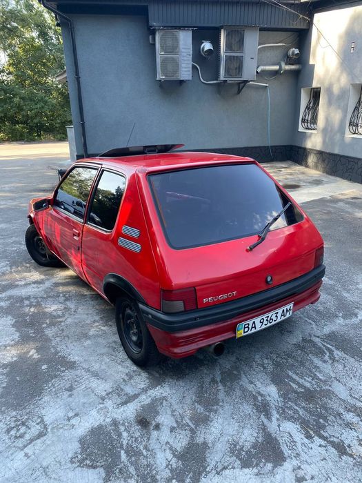 Продам автомобіль Пежо 205