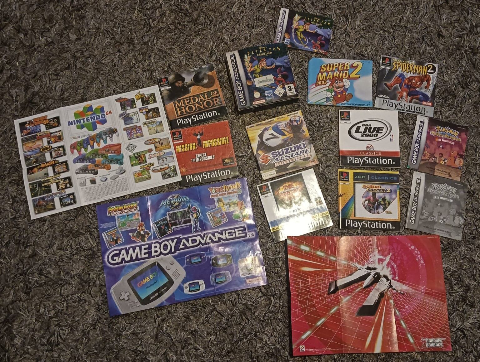 Carregadores manuais e panfletos de vários jogos e consolas.