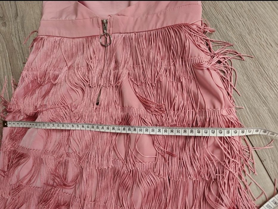 Zjawiskowa sukienka z frędzlami w stylu latino — idealna na wesele