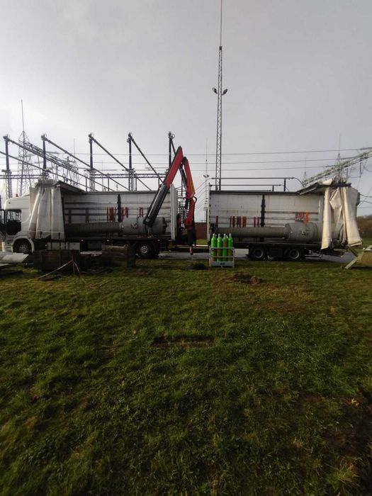 Transport, magazyn, dystrybucja ciężarówką z HDS i wózkiem widłowym