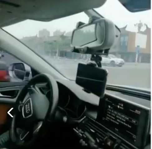 Suporte telemóvel no espelho do carro