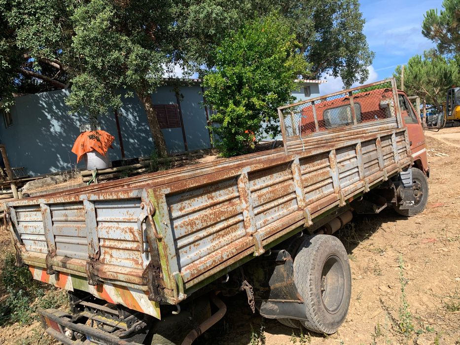Isuzu com báscula Mafra