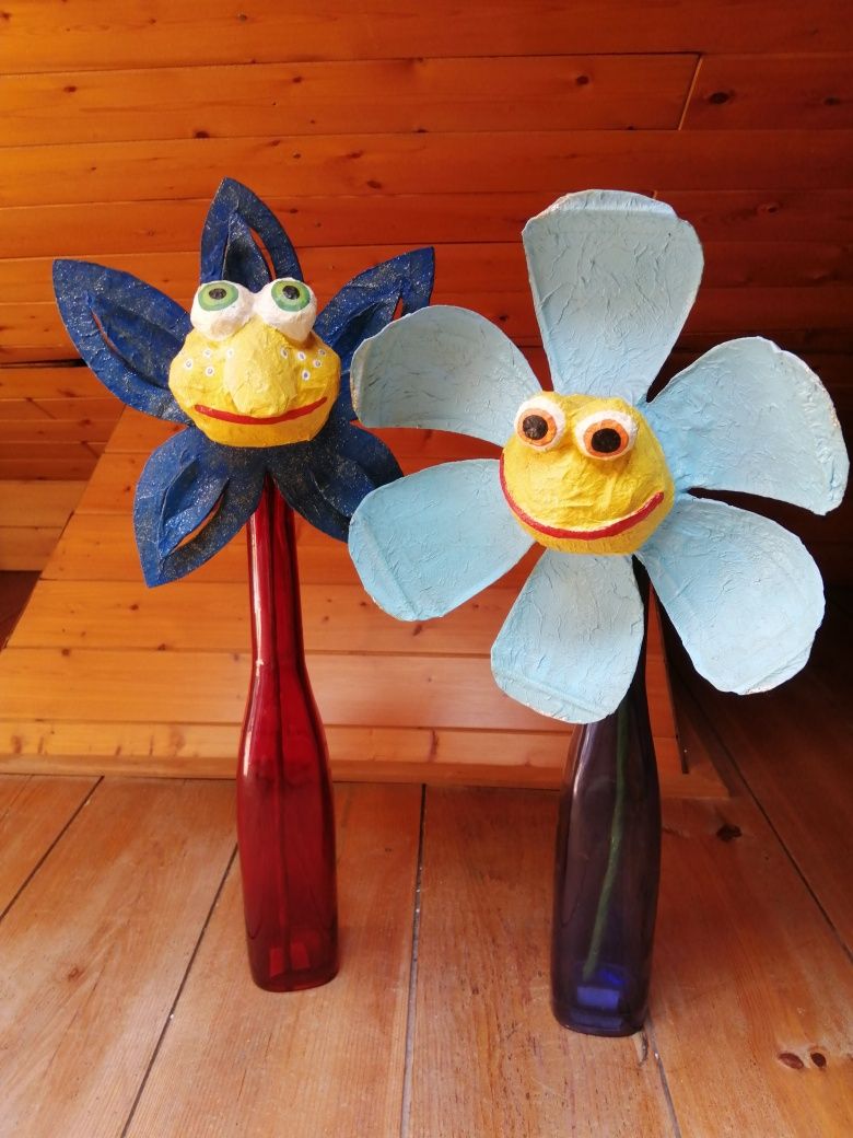Flores e "bicho" em papier-mâché