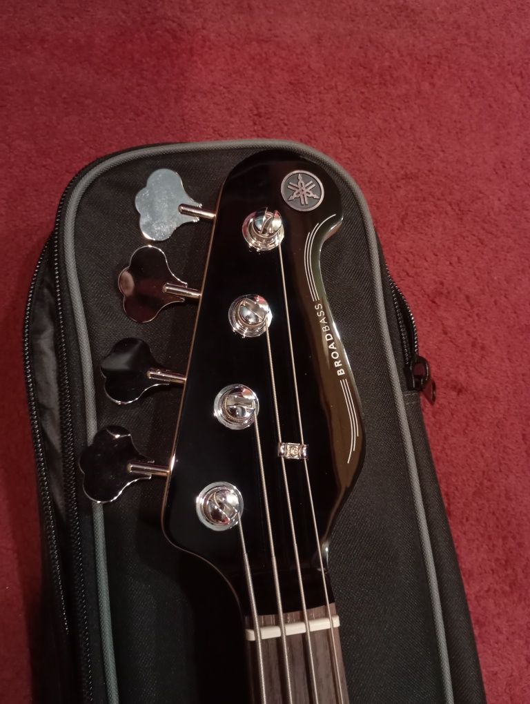 Baixo Yamaha Broadbass