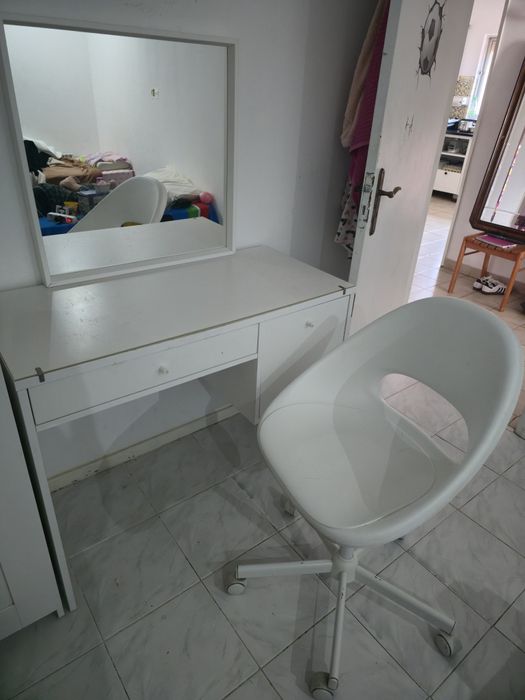 Penteadeira com espelho e cadeira