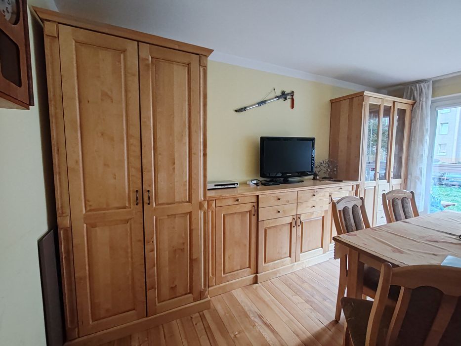 Zestaw drewnianych jesionowych, stabilnych mebli, drewno