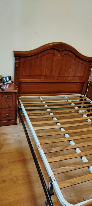 Cama casal + 2 mesinhas de cabeceira