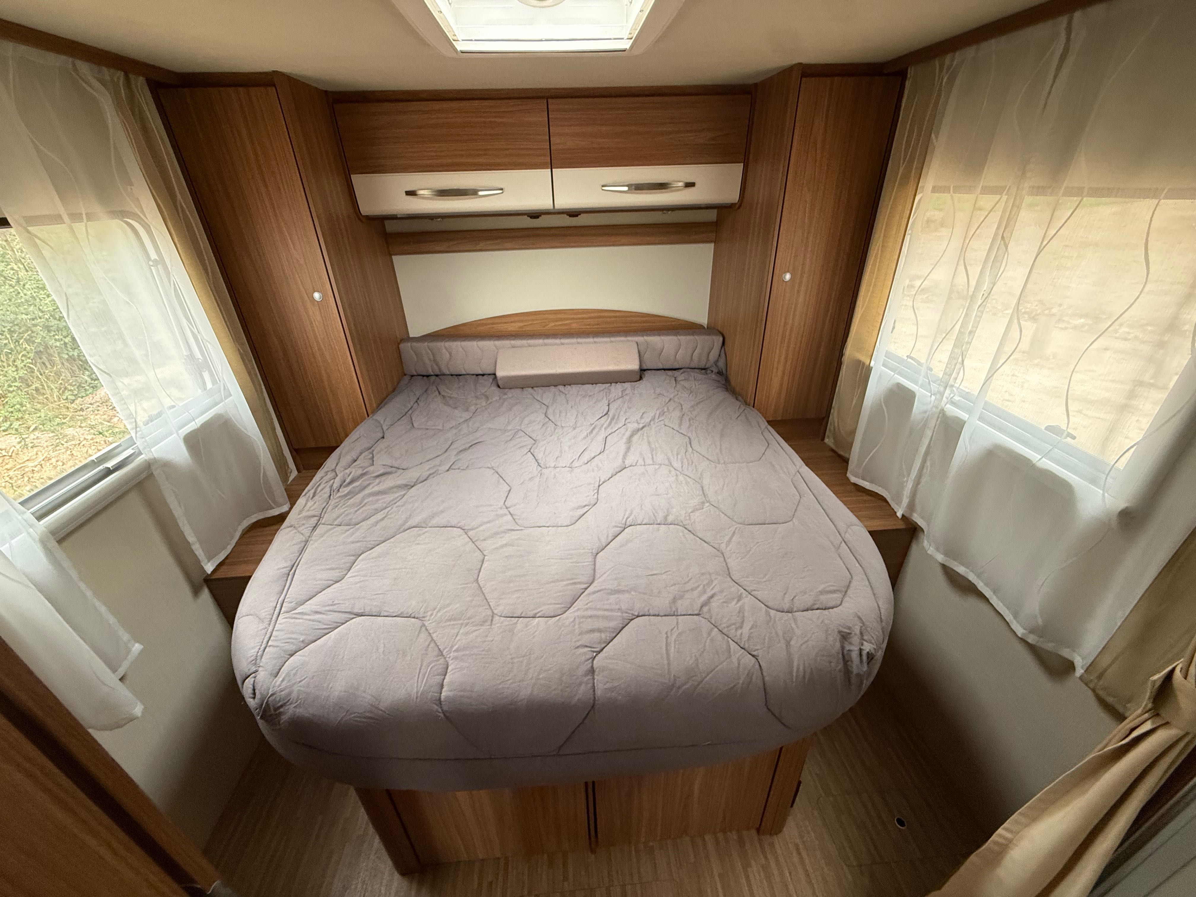 Autocaravana perfilada cama central e basculante