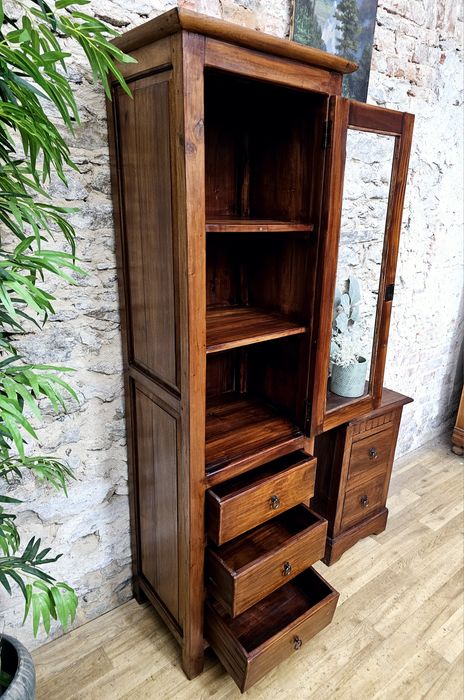 Stylowa drewniana witryna – idealna do salonu, jadalni lub gabinetu