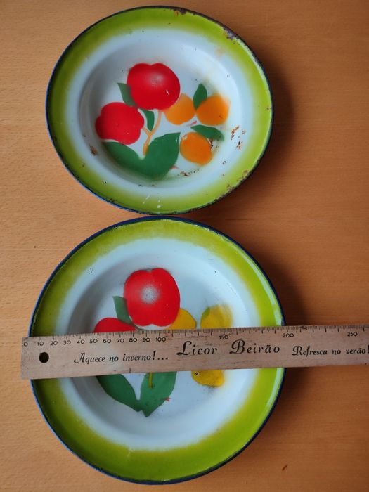 Pratos e tigelas antigas esmaltadas.