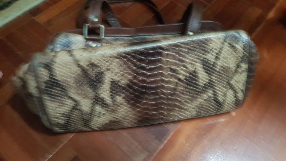 Mala em pele castanha